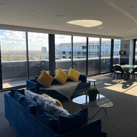 The Kinson Hotel เมลเบิร์น ภายนอก รูปภาพ The living room of a three-bedroom apartment