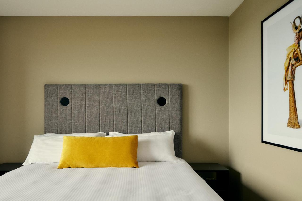 The Kinson Hotel เมลเบิร์น ภายนอก รูปภาพ A bedroom at the hotel