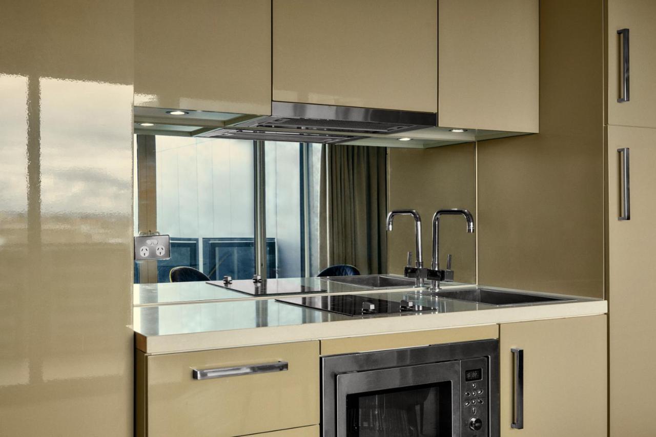 The Kinson Hotel เมลเบิร์น ภายนอก รูปภาพ A kitchen with a built-in microwave oven