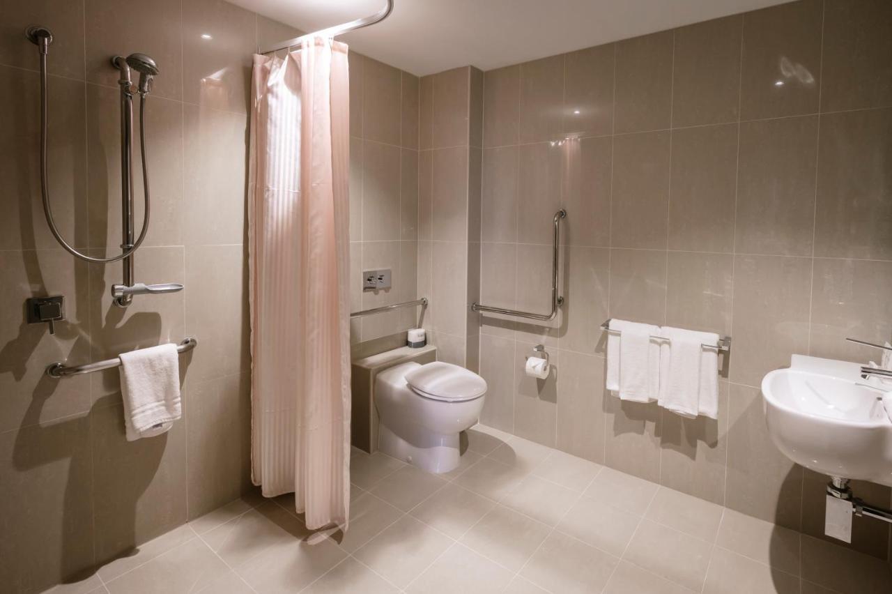 The Kinson Hotel เมลเบิร์น ภายนอก รูปภาพ A wet room in a hotel