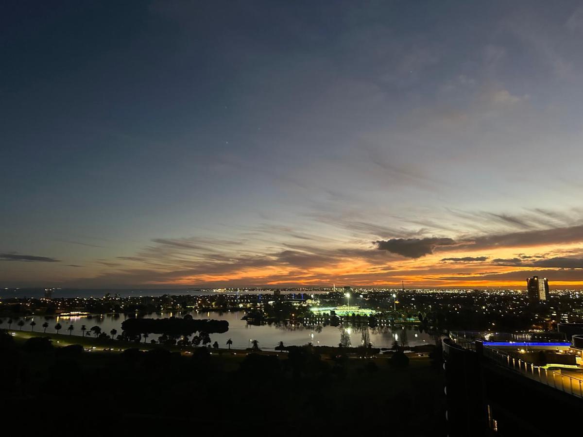The Kinson Hotel เมลเบิร์น ภายนอก รูปภาพ Sunset over the city
