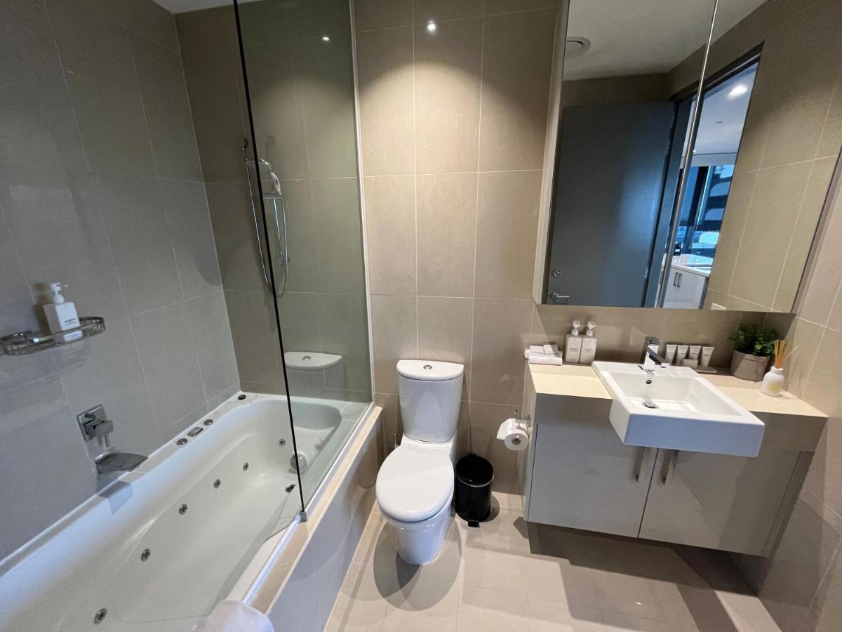 The Kinson Hotel เมลเบิร์น ภายนอก รูปภาพ Bathroom