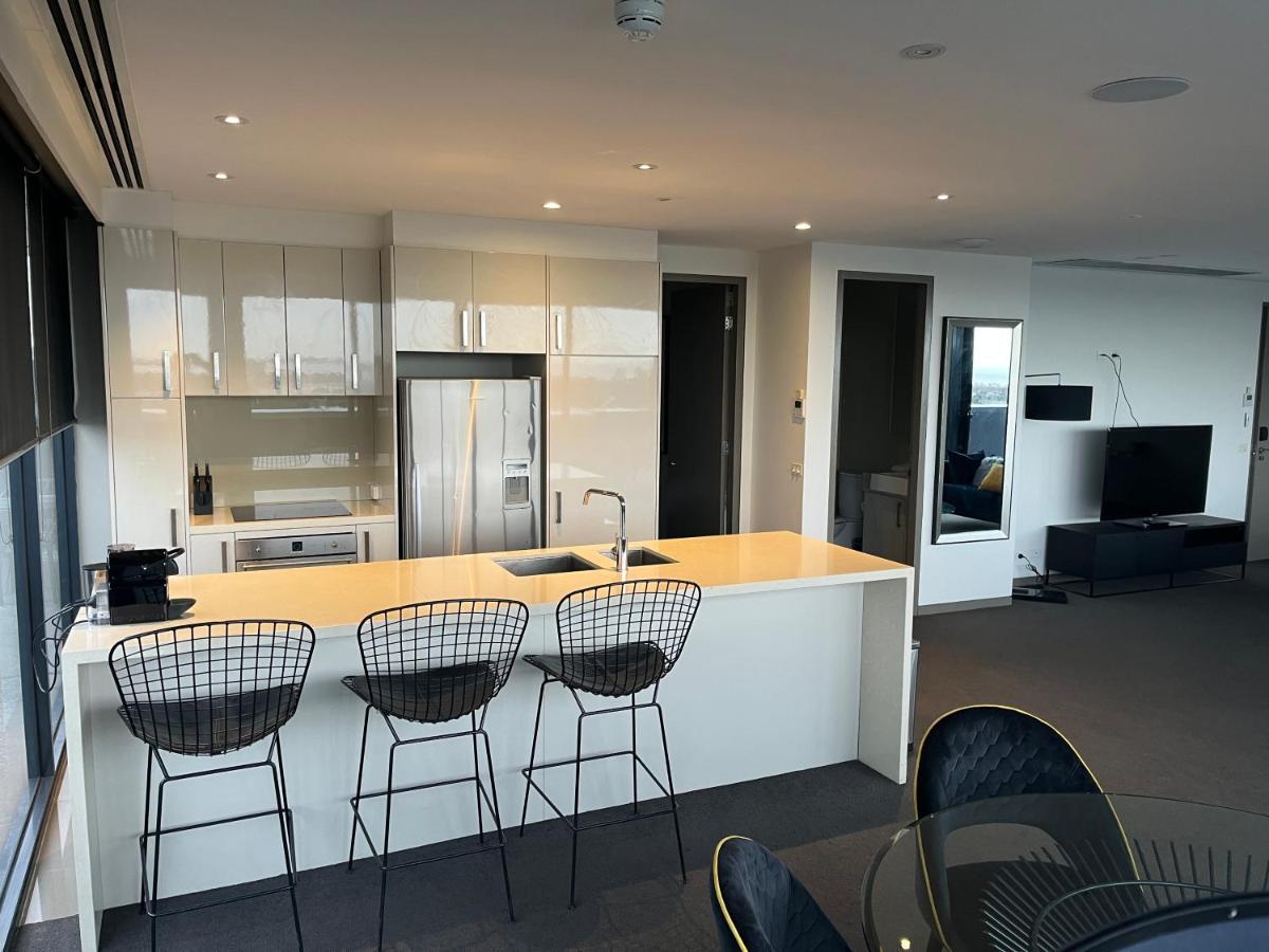 The Kinson Hotel เมลเบิร์น ภายนอก รูปภาพ A kitchen in a typical apartment